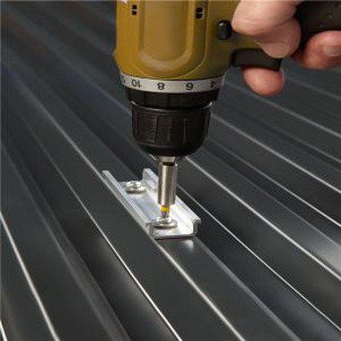 Immuntar Panelli Solari Fuq Saqaf